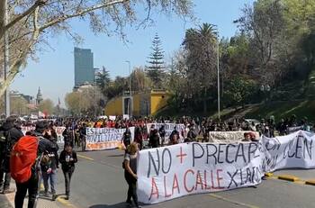 VIDEO | Cientos de estudiantes se movilizan por la Alameda exigiendo mejoras en educación