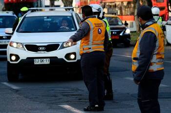 Restricción vehicular, miércoles 20 de agosto: Estas patentes no pueden circular por la Región Metropolitana