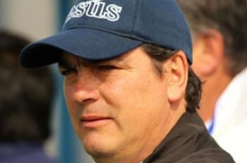 “Yo era 10, pero un día no llegó el lateral izquierdo, me llamó don Leonel Sánchez y me hizo jugar ahí. Nunca más dejé el puesto”