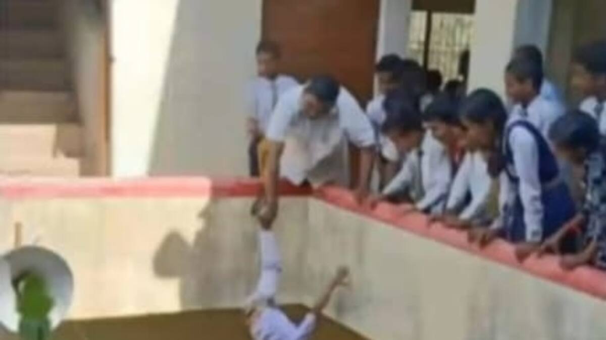 Profesor sujeta de una pierna a niño de cinco años desde un segundo piso a modo de "castigo"