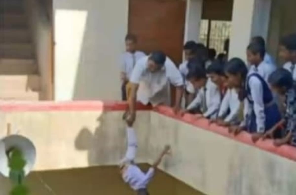 Profesor sujeta de una pierna a niño de cinco años desde un segundo piso a modo de "castigo"