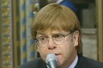 Documentos revelan que la Familia Real estuvo a punto de no permitir a Elton John cantar en funeral de Lady Di