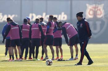 Es uno de los peores DT de la historia de la U y ahora puede jugar un rol clave en el mercado azul