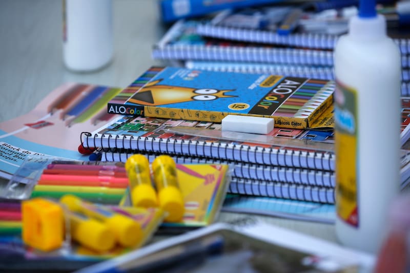 Cada set está diseñado pensando en las necesidades de cada nivel académico, desde primero básico a cuarto medio. Imagen referencial. Créditos: Aton Chile.