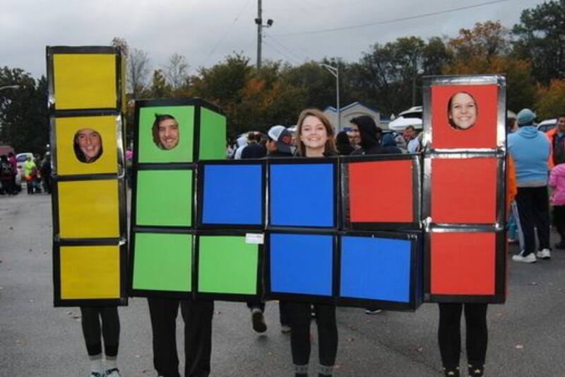 Para recrear este entretenido disfraz, solo necesitas cajas de cartón, pintura y cinta adhesiva. Créditos: Pinterest.