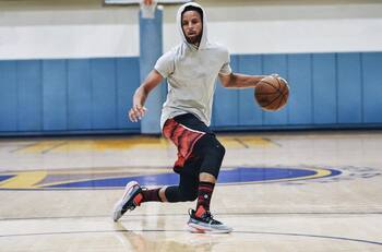 Stephen Curry luce su talento en el básquetbol jugando al golf