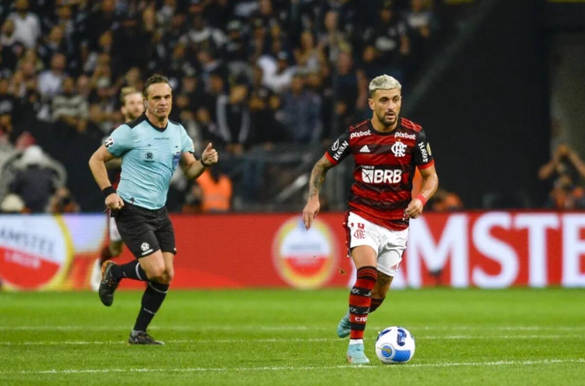 Arturo Vidal lo trató de "payasito": Las polémicas de Patricio Loustau, el árbitro de la final de Copa Libertadores entre Flamengo y Paranaense