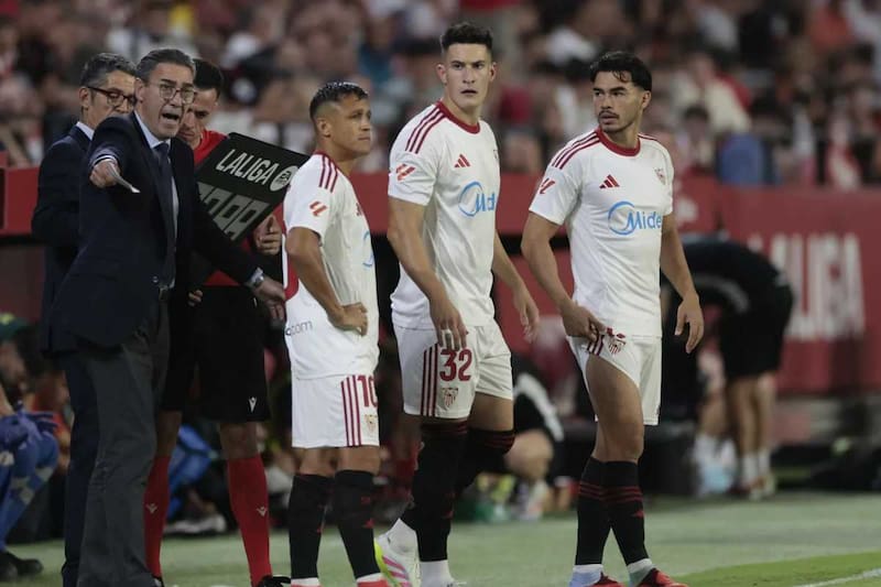 Crisis total: Alexis y Suazo se quedarán sin DT, sin respaldo y a tres puntos del descenso . Foto: Diario de Sevilla