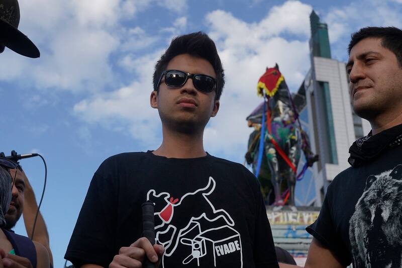 Santiago 11 marzo 2020
El joven fotógrafo Gustavo Gatica que perdió sus dos ojos producto de disparos de Carabineros llego esta tarde a Plaza Italia.
Milko Ulloa/Aton Chile