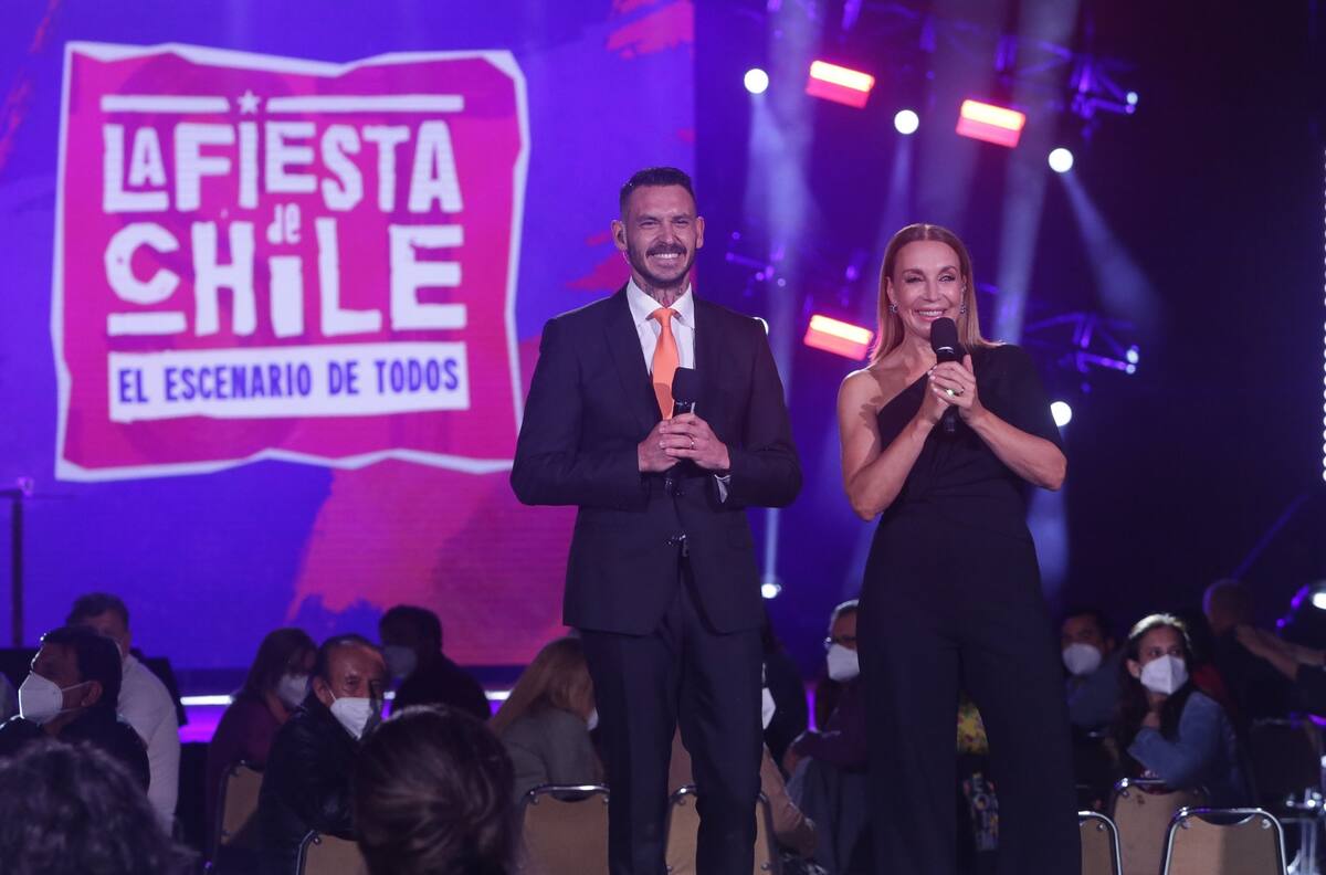 “La Fiesta de Chile”: Revisa los cantantes y humoristas que se presentan en el festival de TVN animado por Karen Doggenweiller y Mauricio Pinilla