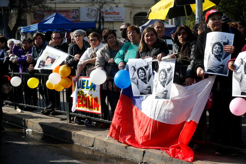 Santiago, 26 de Julio 2023.
Personas realizan homenaje a la cantante Cecilia en la pergola Santa Maria
Javier Salvo/Aton Chile