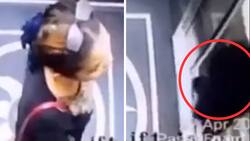 VIDEO| Mujer cae al vacío al salir de un elevador y muere
