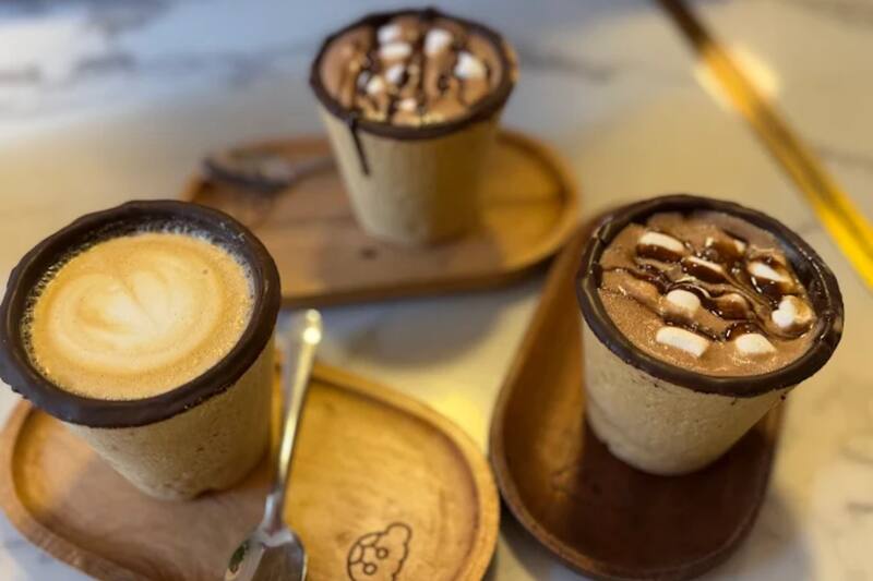 Ubicado en Vitacura, este local no solo destaca por su variada carta, sino también por su innovadora propuesta.
Foto: Dayana Arriagada.