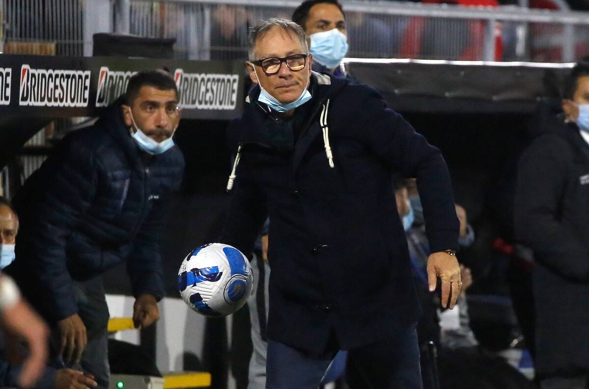 "No fue un error": Ariel Holan defendió a Mauricio Isla y deslizó una crítica al estado de la cancha de San Carlos tras el duelo de la UC