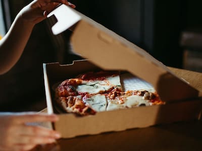 Tras pérdidas de $79 mil millones en Chile: Famosa cadena de pizzas llega a otro país de América Latina