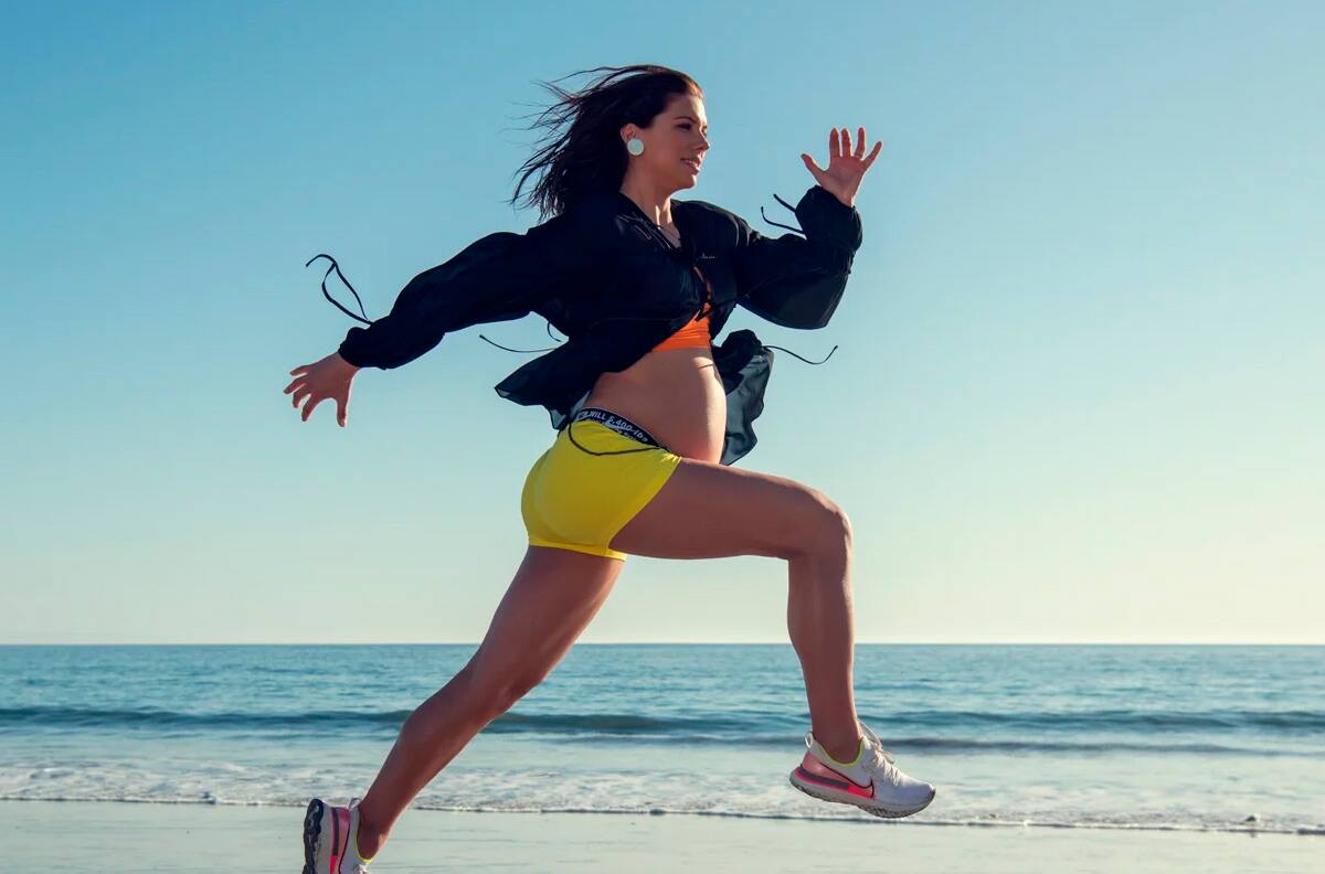 Alex Morgan se luce en portada de revista Glamour a días de dar a luz