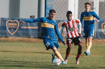 Se olvidó totalmente de la U: Brandon Cortés renovó en Boca Juniors y en Argentina lo tildan como "el nuevo Riquelme"