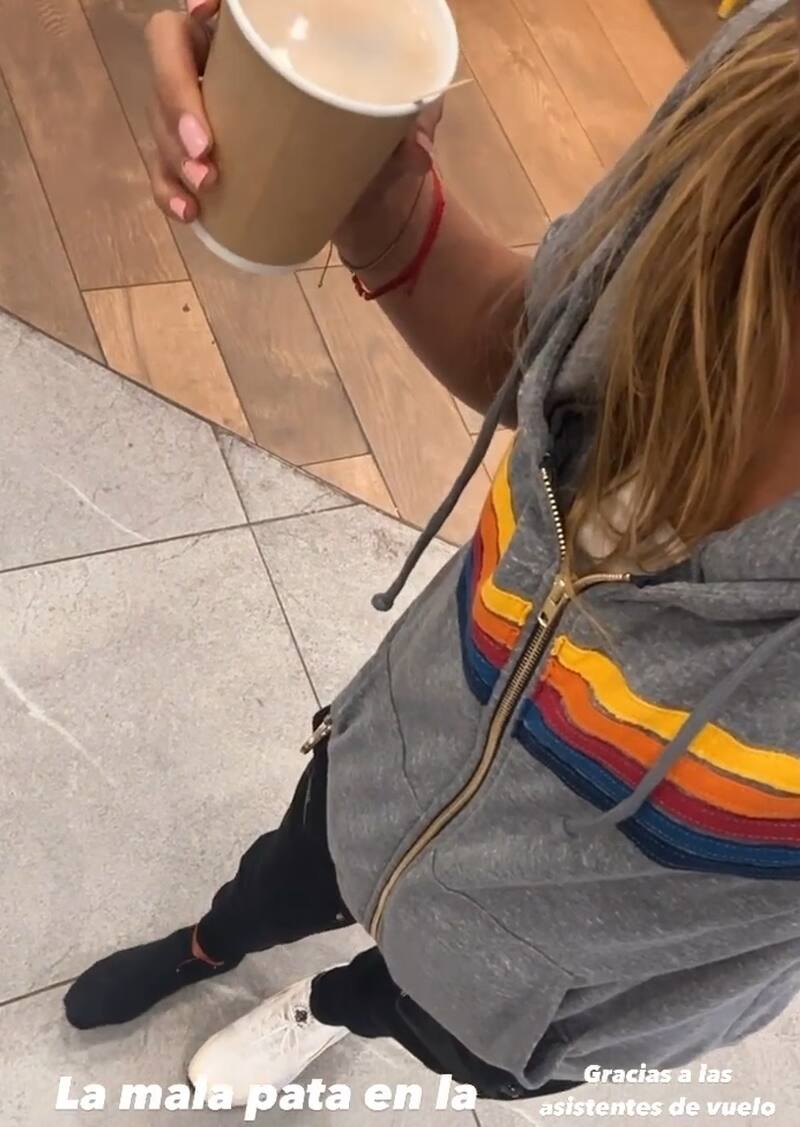 Mayte Rodríguez muestra que solo está usando una zapatillas tras la picadura / Créditos: Instagram