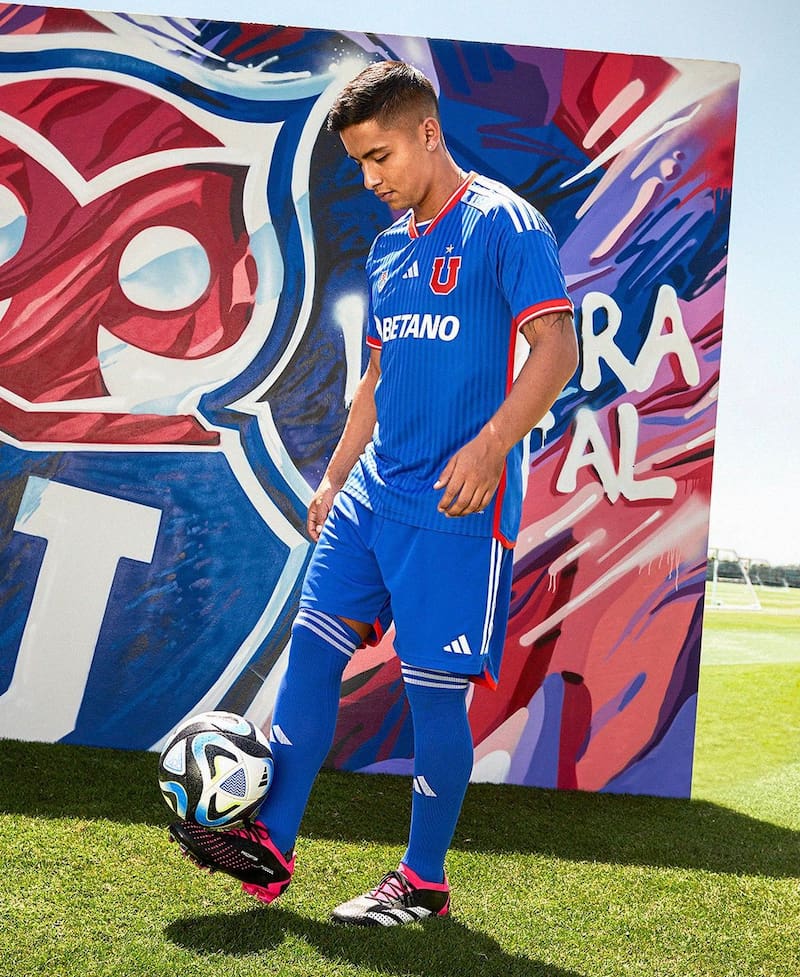 Nicolás Guerra con la nueva camiseta de la U