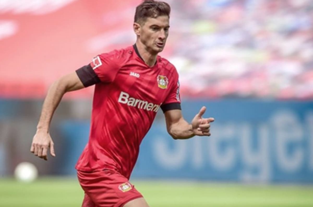 Alario no respetó el Fair Play y Aránguiz y compañía tuvieron que salir a defenderlo