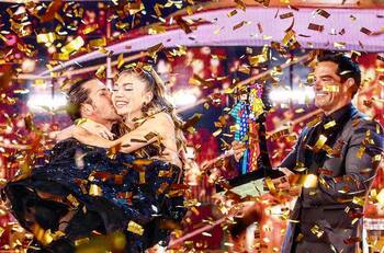 “Gracias Totales por tantas lágrimas": La emoción de Cristián de la Fuente al despedirse de “Así se baila” y dedicarles sentidas palabras a los ganadores del programa