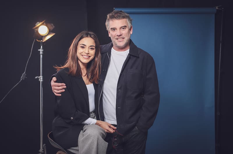 Los actores personifican a un consolidado matrimonio.