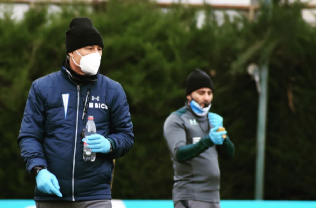 Holan habló claro en la UC: "No estuvo en discusión la capitanía del 'Chapa'"