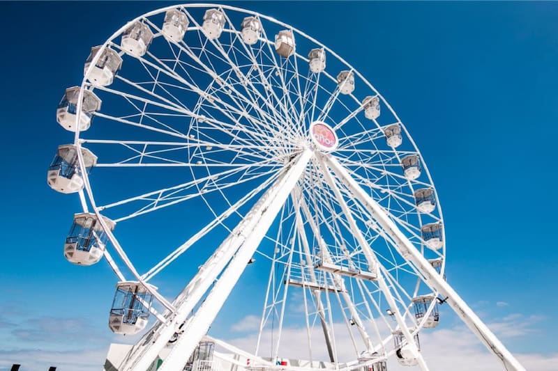 está instalada en Parque Araucano, con acceso mediante tickets.