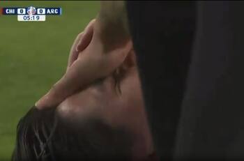 VIDEO | ¿No era penal para La Roja? El codazo contra Víctor Dávila que el VAR ni siquiera revisó vs Argentina