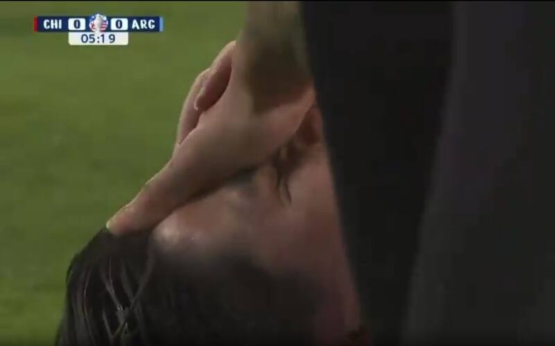 Víctor Dávila recibió una falta en el Chile vs Argentina que no fue cobrada como penal