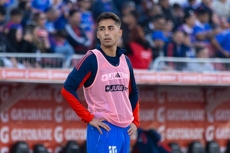 en el banco de suplentes durante el duelo frente a O'Higgins por la Liga de Primera. Foto: Felipe Escobedo