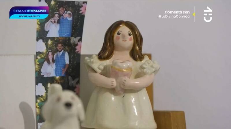 Coronel Valverde mostró los recuerdos de su matrimonio.