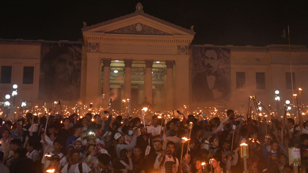 VIDEO | Se conmemoran 170 años del natalicio de José Martí: Cubanos marchan en la Habana