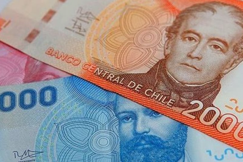 Billetes chilenos.