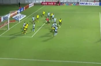 César Pérez anotó un golazo de chilena en Argentina: todos lo aplaudieron