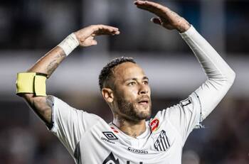 Un chileno y un viejo conocido de la U intentarán frenarlo: Neymar buscará su primer gol con Santos