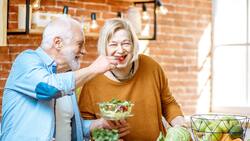 ¿Cómo se deben alimentar las personas mayores de 50 años según Harvard?