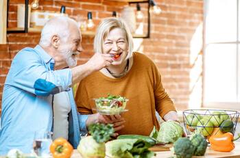 ¿Cómo se deben alimentar las personas mayores de 50 años según Harvard?