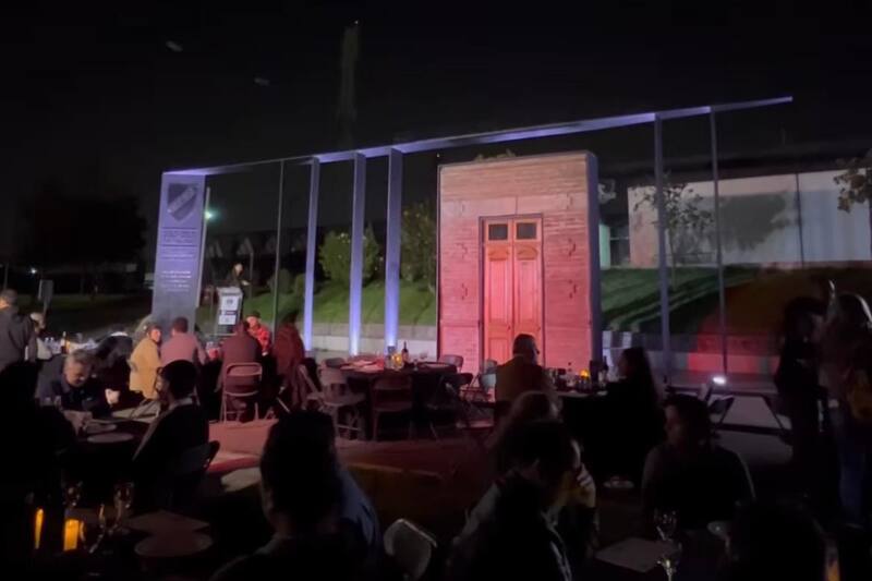 Fachada histórica de "El Quitapenas" en el Estadio Monumental.