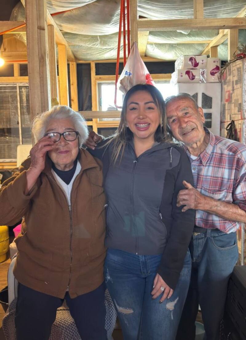 Naya Fácil visitó a pareja de adultos mayores afectado tras los incendios.