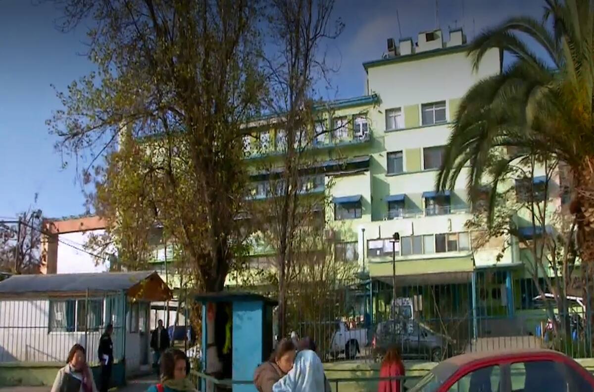 Denuncian maltrato a menor de edad en Hospital Roberto del Río: fue amarrada a cuna
