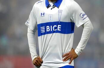 La UC rechazó uso de su escudo por parte de Karol Cariola en campaña por el Apruebo