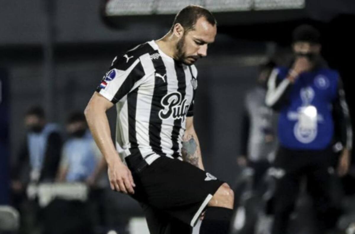 "Chileno llorón": Marcelo Díaz fue blanco de críticas de los hinchas de Libertad por ser titular en Copa Libertadores