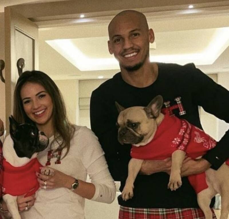 Fabinho junto a sus dos perros "ilegales" en Arabia Saudita