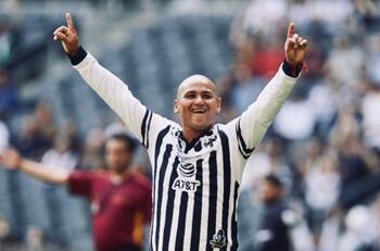 Los futbolistas chilenos que son considerados grandes ídolos en equipos extranjeros