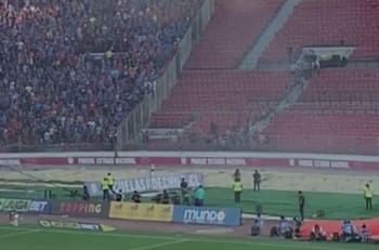 VIDEO | Volaron rejas y hubo enfrentamientos: los desmanes que se generaron en el inicio del partido de la U