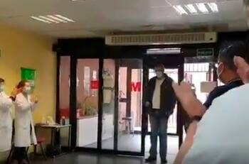 Funcionarios de un hospital sorprenden a taxista que trasladaba pacientes gratis