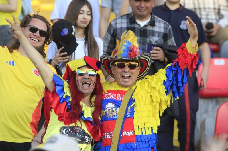Hinchas colombianos, durante el partido ante Arabia Saudita en Talca. Foto: Agencia Aton.