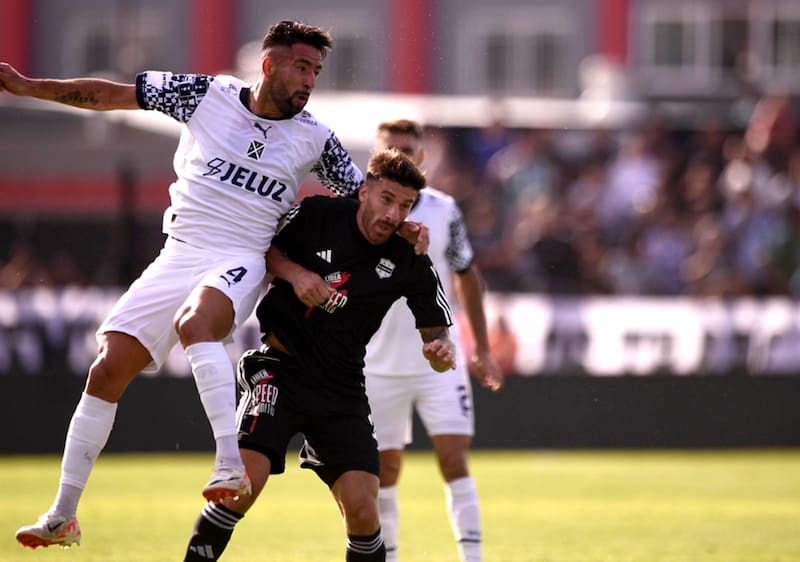 no gravitó y fue parte de la caída de su equipo ante el modesto Deportivo Riestra.