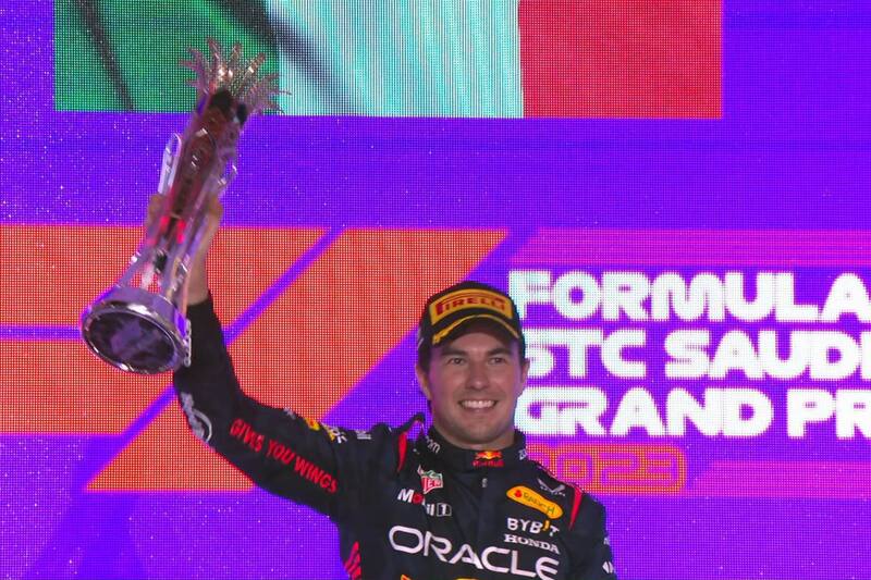 Checo Pérez en lo más alto del podio del Gran Premio de Arabia Saudita.